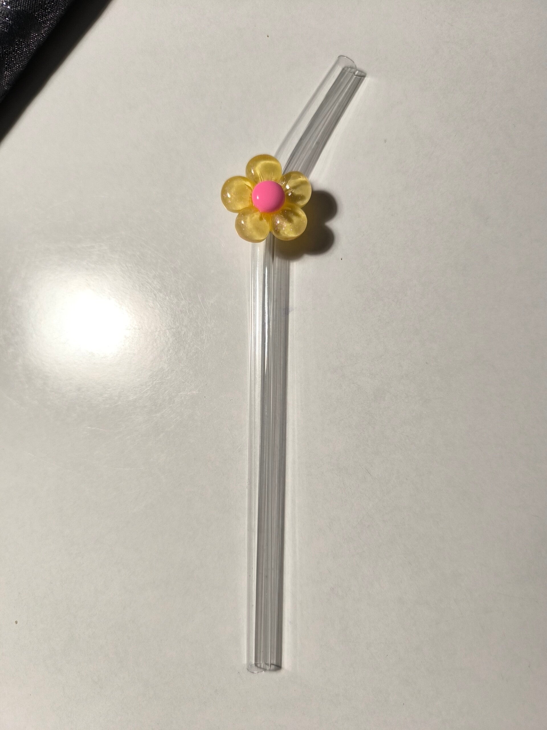 Strohhalm Gebogen mit Blume Gelb