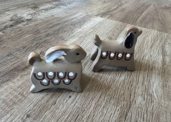 Figuren Hund und Hase aus Steingut skandinavisches Design Vintage Handarbeit handbemalt Einzelstück