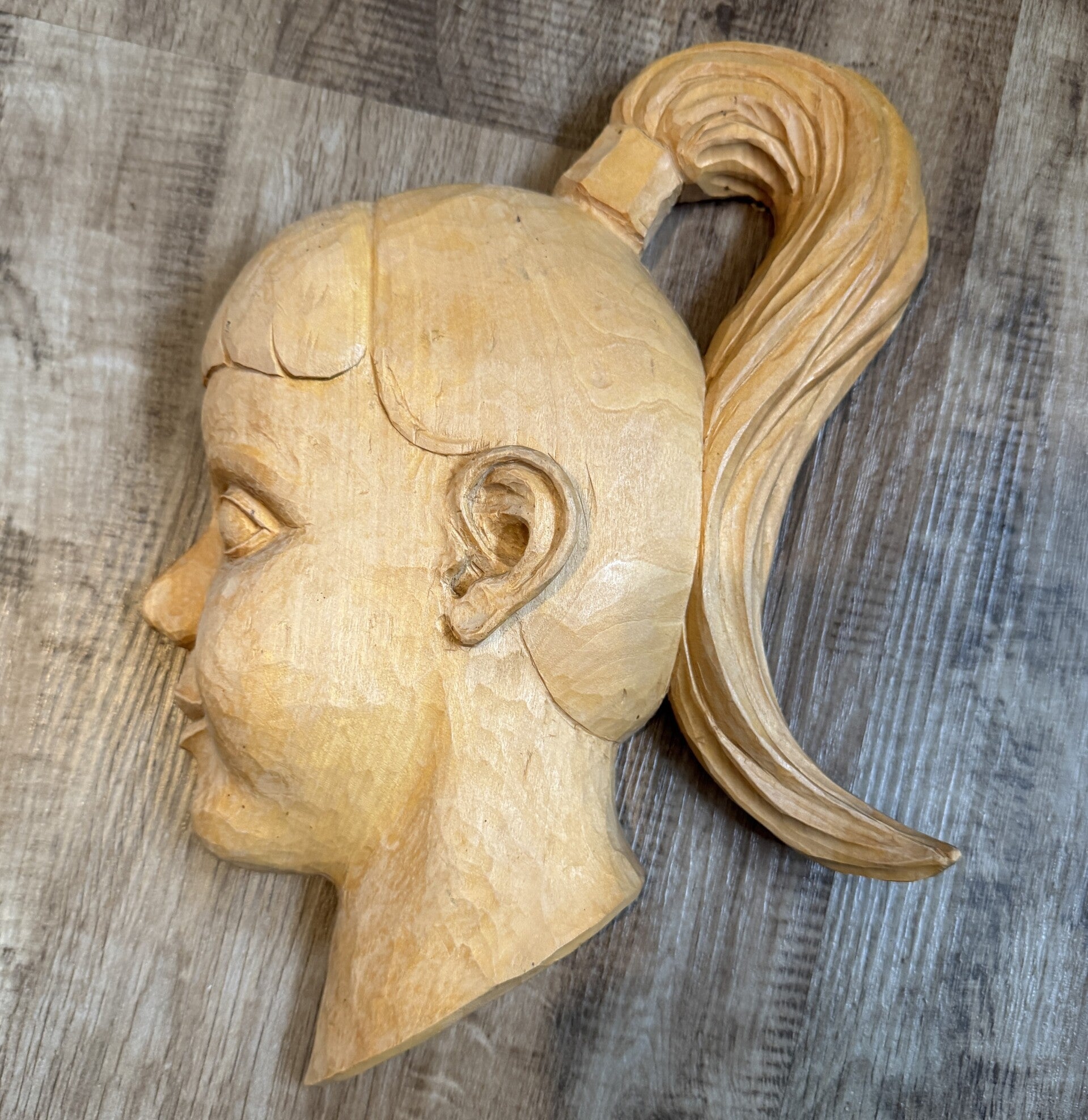 Mädchenkopf aus Holz signiert handgeschnitzt Skulptur aus 50er Jahre Vintage alt