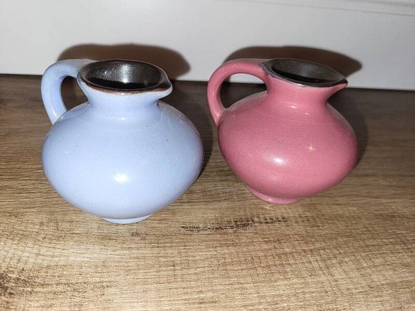 2 pastellfarbene Keramik Krüge / Vasen in blau und weinrot aus den 70er Jahren Vintage alt antik