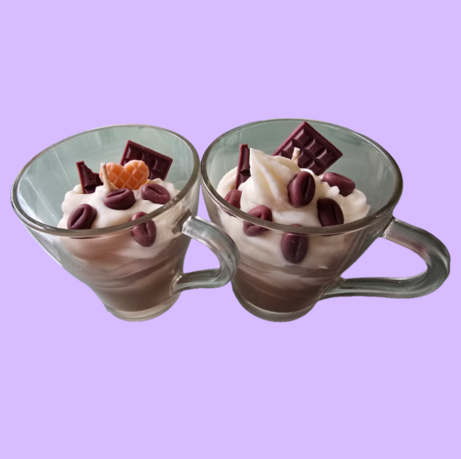 Kaffee mit Tonkabohnen-Schlagsahne