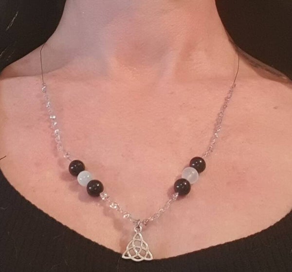Collier en perles de lithothérapie et résine époxy – Élégance & Énergie
