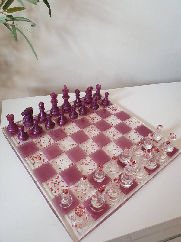 Échiquier violet et transparent en résine