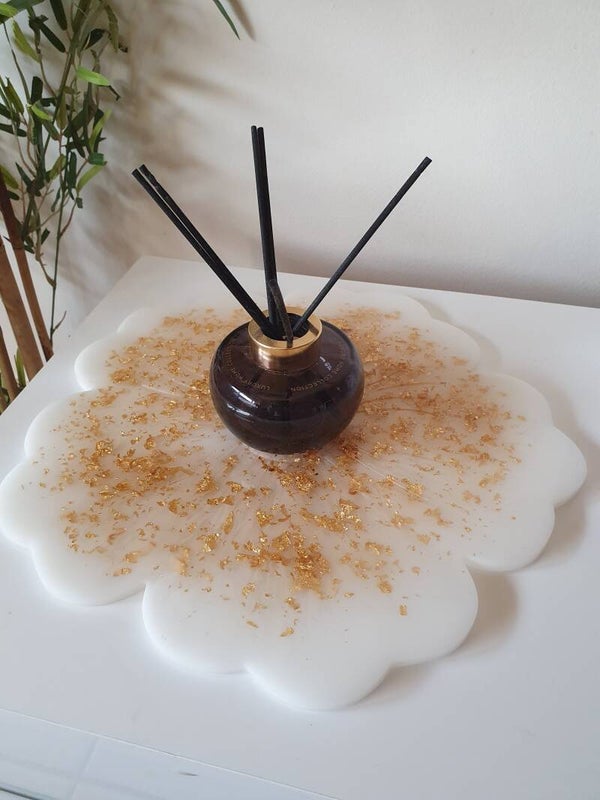 Plateau blanc en forme de fleur avec feuille d'or en résine époxy