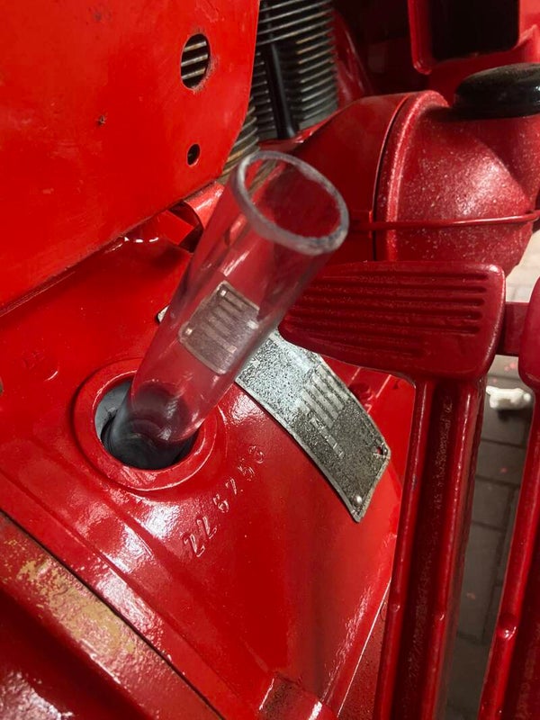 Einfüllstutzen für die ölhydraulische Kupplung bei Porsche-Diesel und Allgaier Diesel.