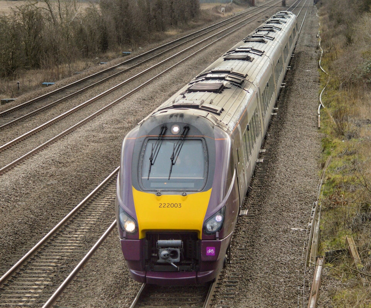 EMR East Midlands Railway Class 222 Meridians RailwayTrainPhotographs emr-east-midlands-railway-class-222-meridians-railwaytrainphotographs