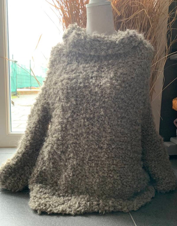 Handgebreide poncho met mouw beige