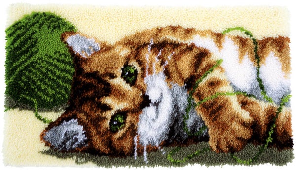 Knooppakket tapijt spelende kat