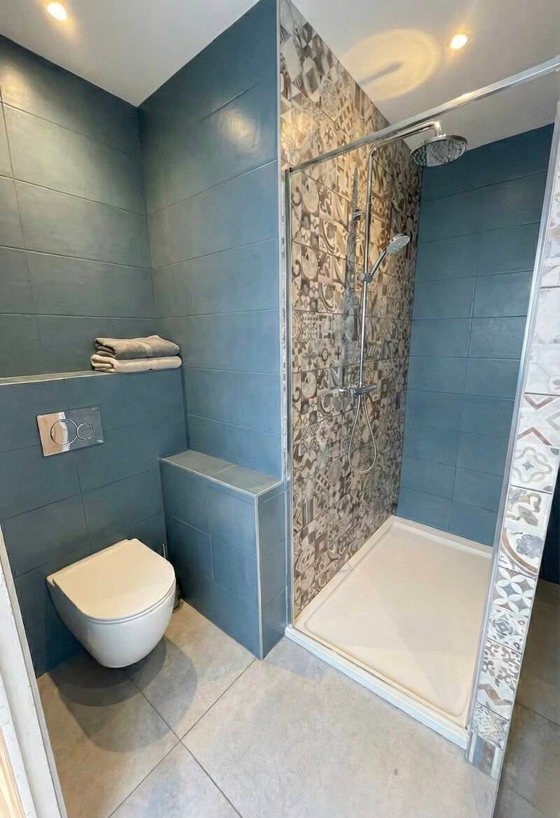 salle-de-bain-carrelage-bleu-et-decoratif-douche-kocak-carrelage.jpg