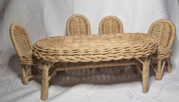 V - Rieten miniatuur eettafel + 4 stoelen