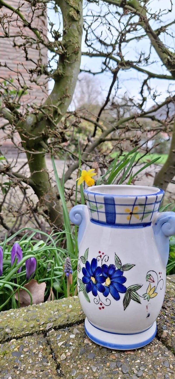 V - Keramieken vaasje met bloemenmotief