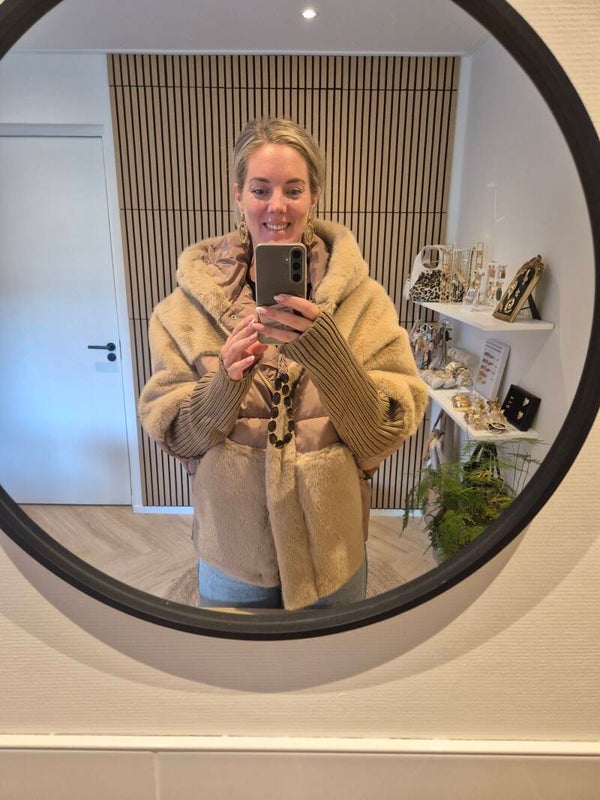 Faux vacht met capuchon en opgevulde gemengde jas.