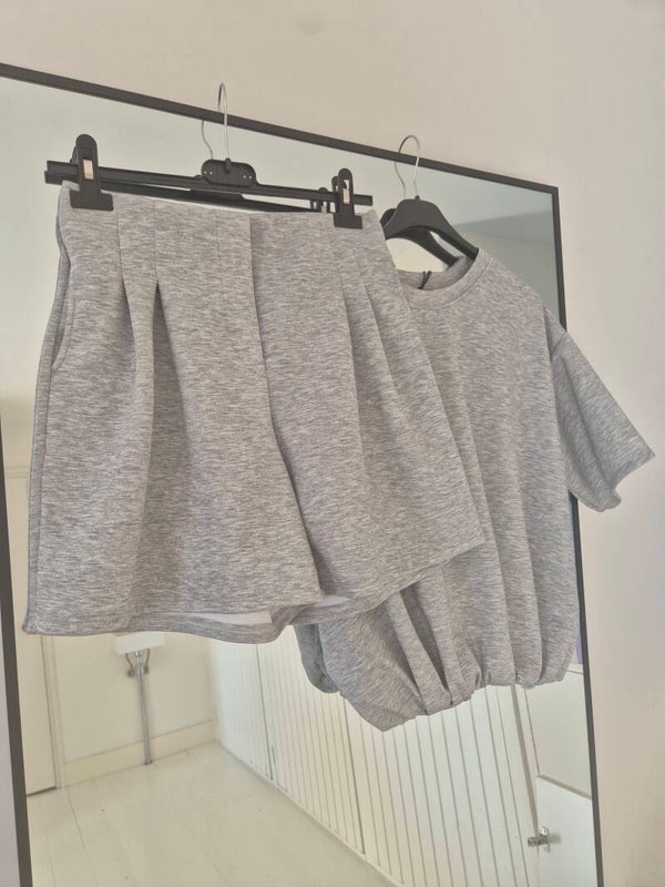 Grijze crop top en short