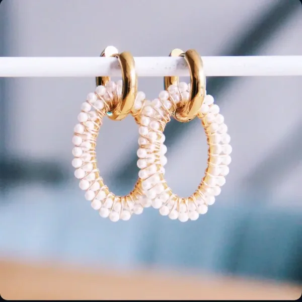 Trendy oorbellen met pareltjes