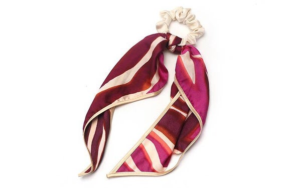 Roze scrunchie / haarelastiek sjaaldetail