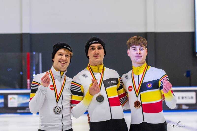 Brugse snelschaatser op het podium schaatsend voor de nationale ploeg (links)