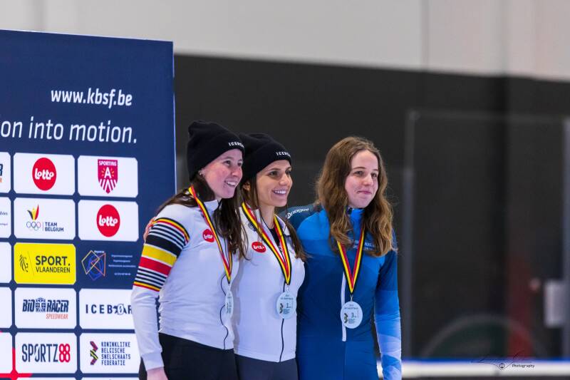 Brugse snelschaatser op het podium schaatsend voor de nationale ploeg (links)