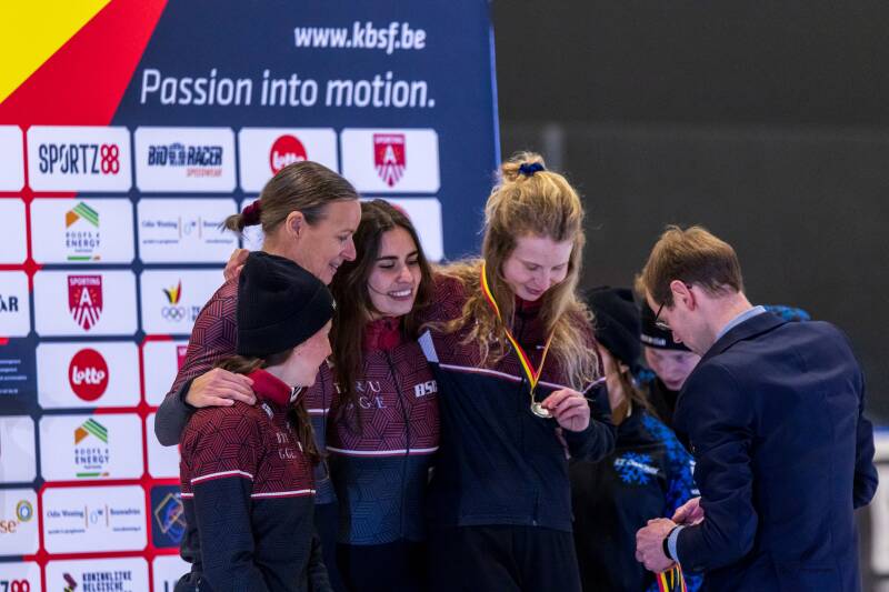 De Brugse snelschaatsters op het podium voor de aflossingen tijdens het Belgisch kampioenschap