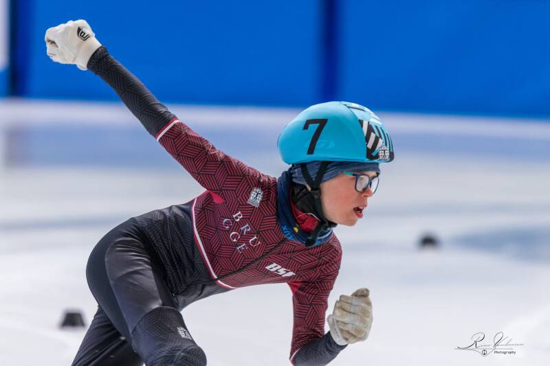 Brugse snelschaatser in actie tijdens een shorttrack wedstrijd in Gent voor de Brugse snelschaatsclub