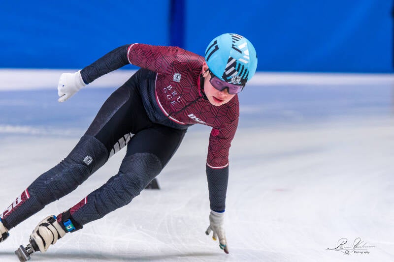 Brugse snelschaatser in actie tijdens een shorttrack wedstrijd in Gent voor de Brugse snelschaatsclub