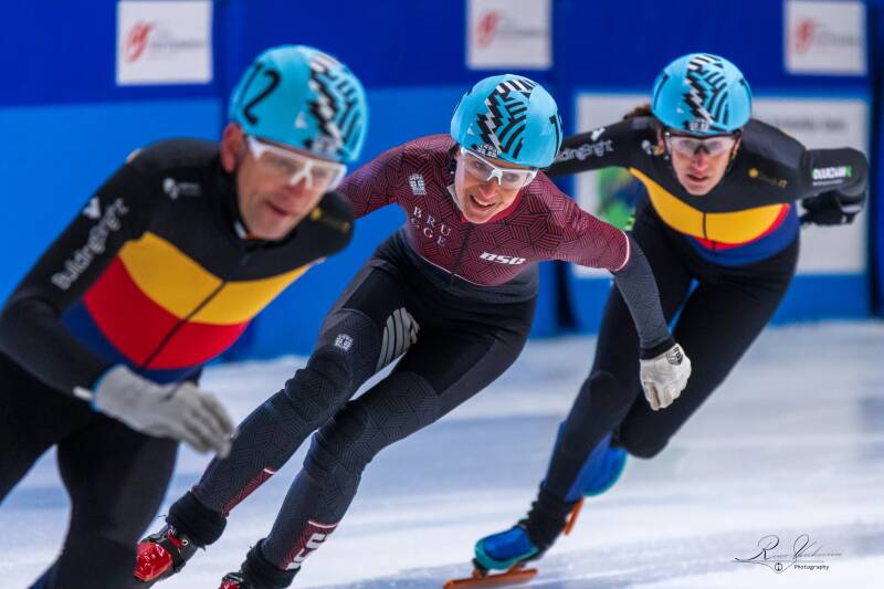 Brugse master schaatster aan het schaatsen tijdens een schaatswedstrijd in Gent