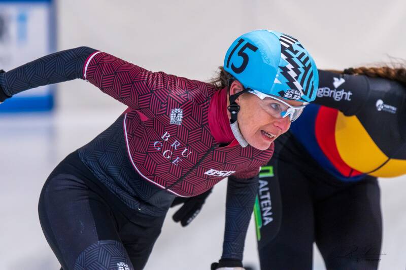 Brugse snelschaatster in actie tijdens een shorttrack wedstrijd in Gent voor de Brugse snelschaatsclub