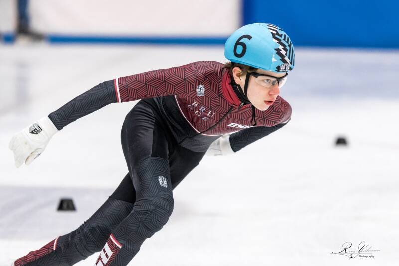 Brugse snelschaatser in actie tijdens de speculaascup in Hasselt