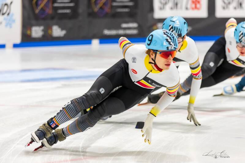 Brugse snelschaatser schaatsend voor de nationale ploeg tijdens het Belgisch kampioenschap