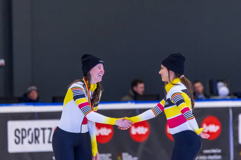 Alexandra Danneel en Hanne Desmet schudden elkaar de hand op het BK shorttrack