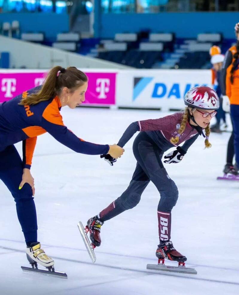 BSC-lid Febe oefent haar bochten met hulp van Suzannen Schulting