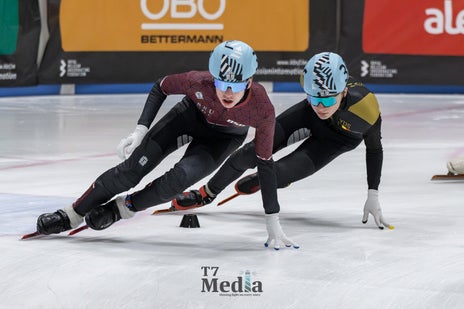 Brugse snelschaatser aan het schaatsen tijdens een schaatswedstrijd in Hasselt