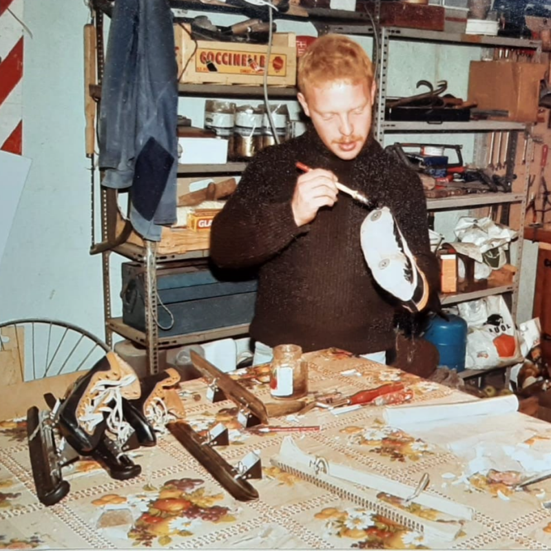 Franky Vanhooren in 1984 druk in de weer met custom schaatsschoenen