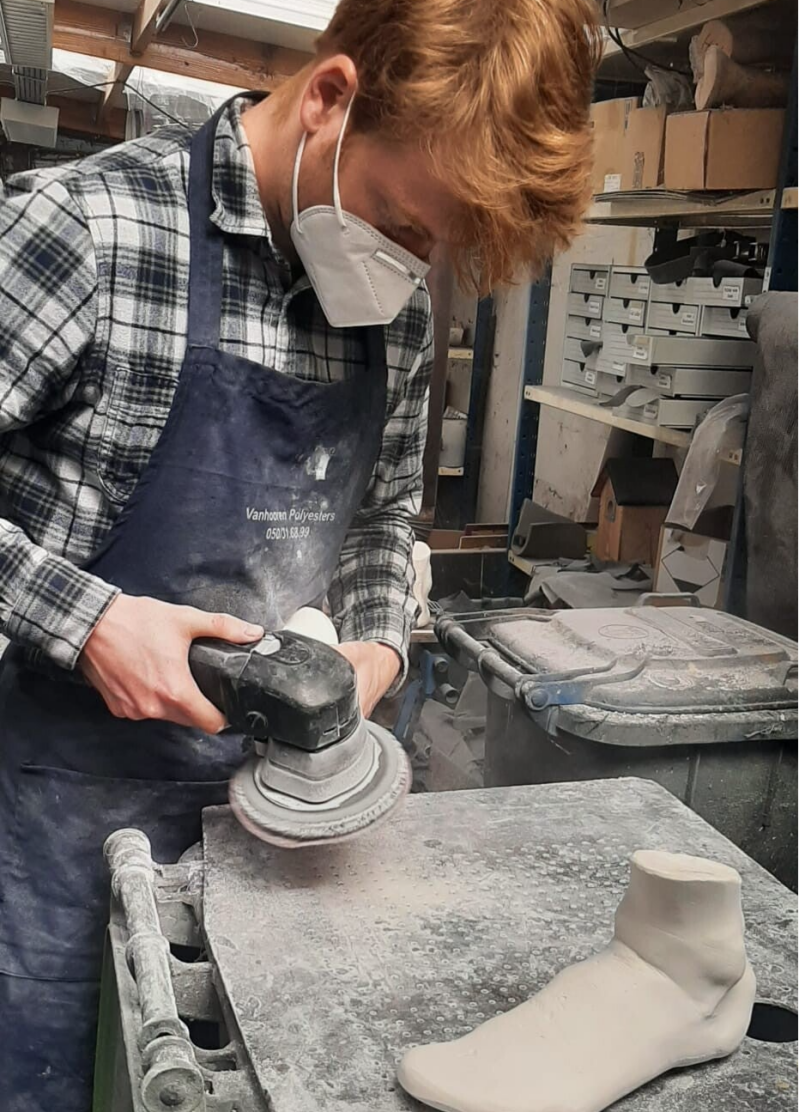 Assistent Rino schuurt de voetafdrukken wat bij naar wens van de klant