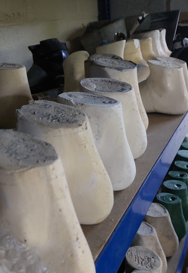 Voetafdrukken van verschillende klanten, klaar om in carbon gezet te worden