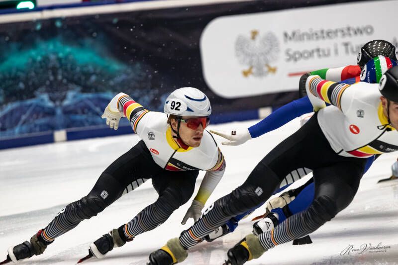 Brugse snelschaatser in actie tijdens het Europees kampioenschap