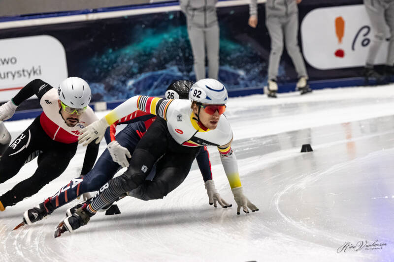 Brugse snelschaatser in actie tijdens het Europees kampioenschap