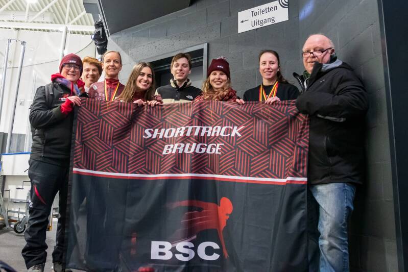 Bugse snelschaatsers samen met de Brugse snelschaatsvlag