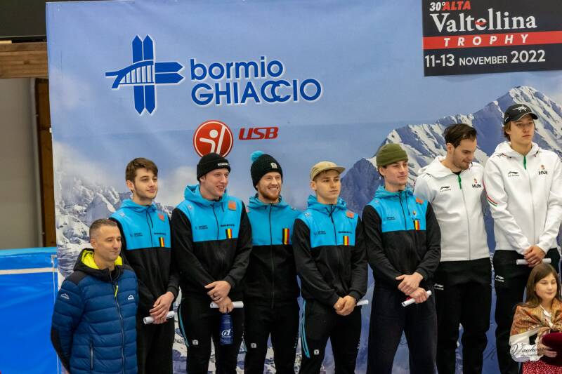 Belgische ploeg op het podium aflossing tijdens de Alta Valtalina in Bormio, Italië met Brugse schaatserRino