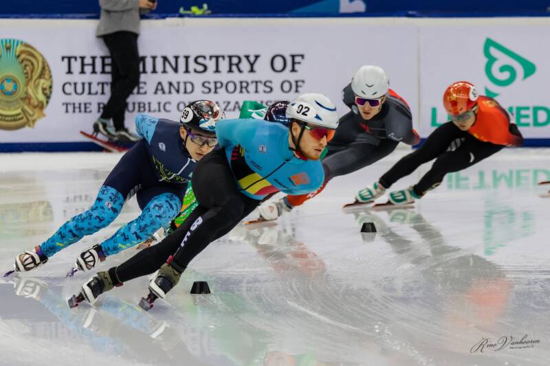 Brugse snelschaatser Rino in actie tijdens de wereldbeker in Almaty, Kazachstan