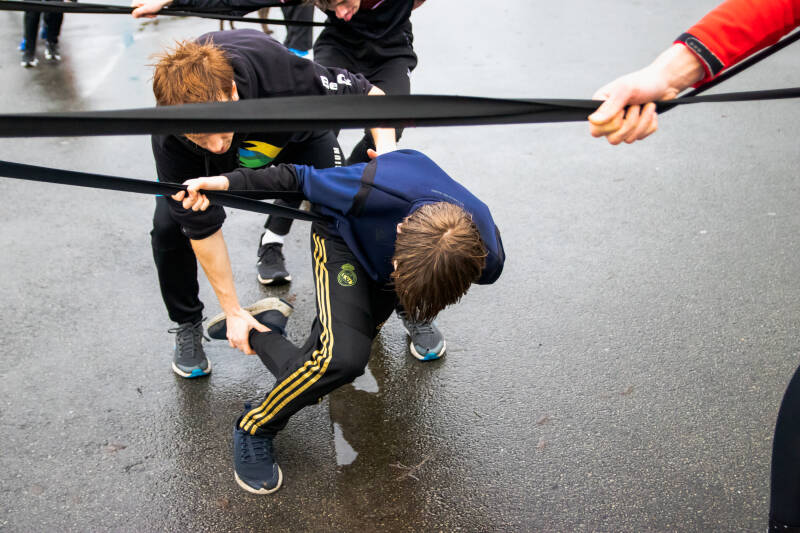 Brugse schaatsers krijgen een technische uitleg over de schaatstechniek