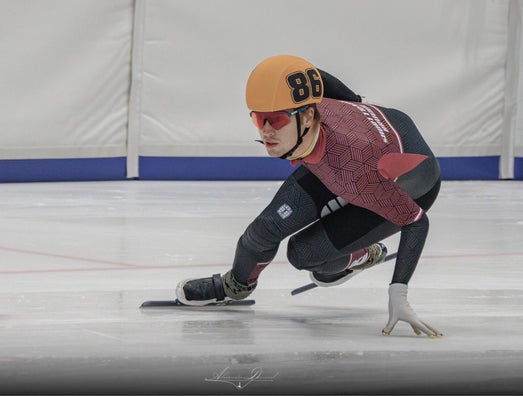 Brugse snelschaatser tijdens een schaatswedstrijd in Gent voor de Bugse schaatsclub