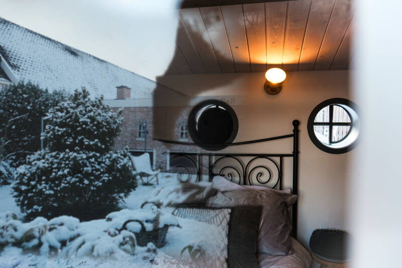 De bakkeet in de winter, met uitzicht op de tuin