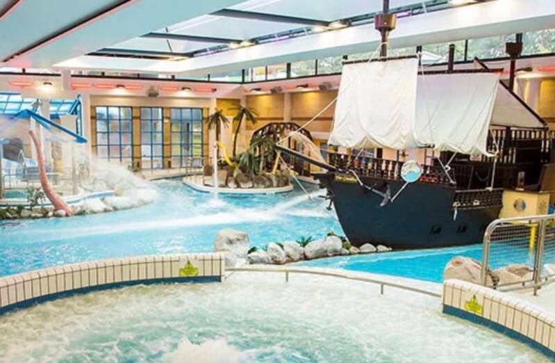 Coral Reef Waterworld Bracknell review    Indoor water park UK     Family days out near Hampshire Water park near London     Family attraction Berkshire     Best family water park UK content creator uk