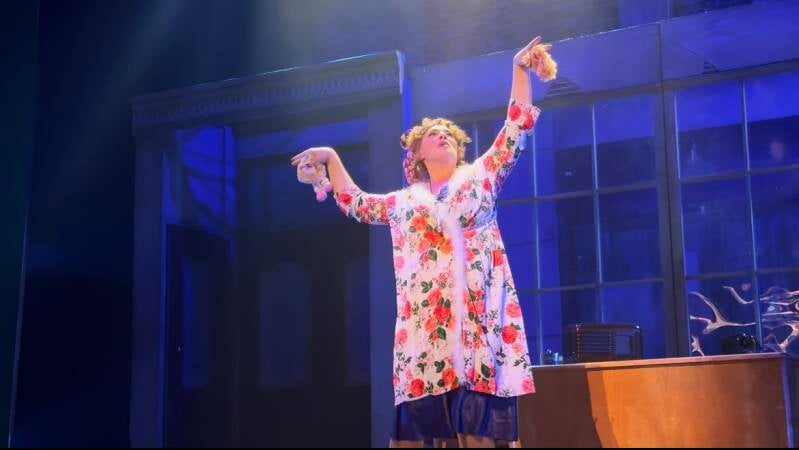Miss Hannigan Annie the musical kings theatre Portsmouth Southsea review family theatre review 