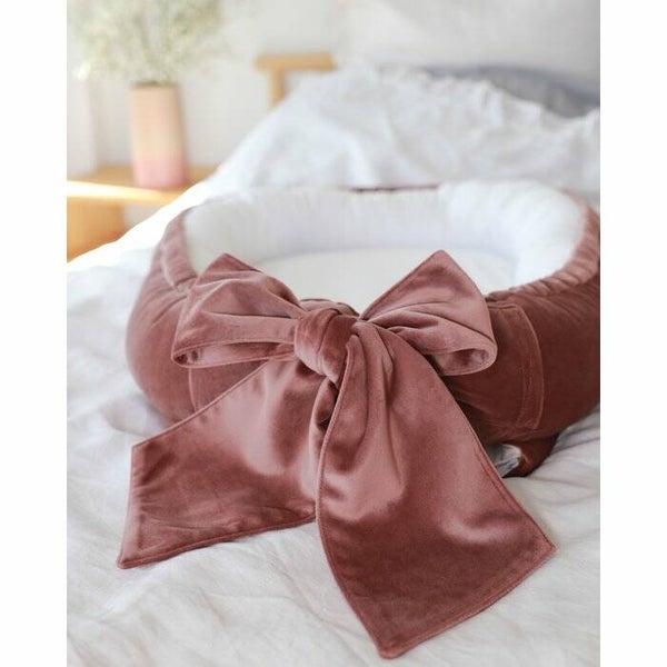 Fluwelen babynest met strik - pink