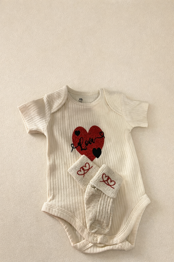 Body bébé Love avec chaussettes assorties ❤️