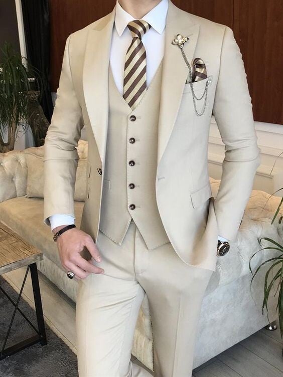 TRAJE BEIGE SOLAPA PICO