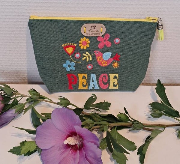 La trousse brodée