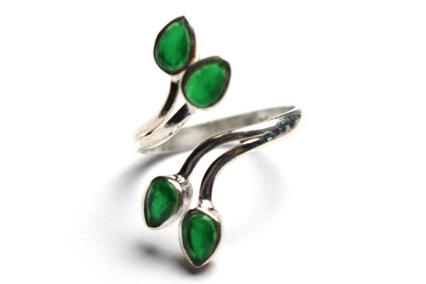 Ring mit grünen Steinen
