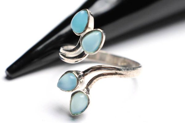 Ring mit hellblauen Steinen